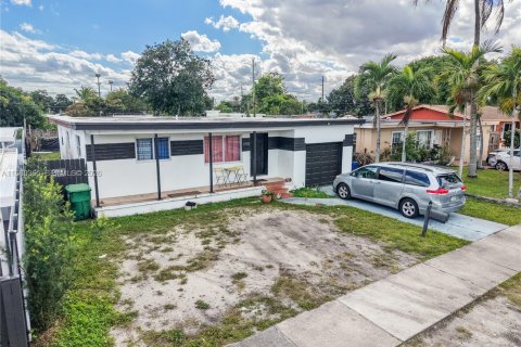 Villa ou maison à vendre à Miami, Floride: 3 chambres, 121.7 m2 № 2024594 - photo 27