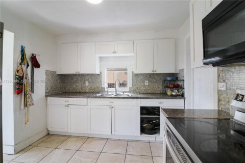 Villa ou maison à vendre à Miami, Floride: 3 chambres, 121.7 m2 № 2024594 - photo 14