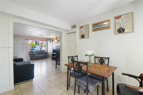 Villa ou maison à vendre à Miami, Floride: 3 chambres, 121.7 m2 № 2024594 - photo 10