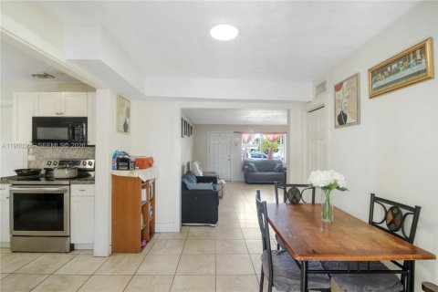 Villa ou maison à vendre à Miami, Floride: 3 chambres, 121.7 m2 № 2024594 - photo 9