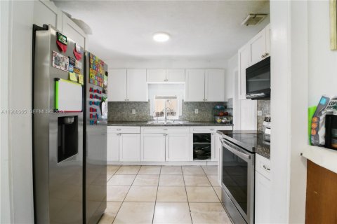 Villa ou maison à vendre à Miami, Floride: 3 chambres, 121.7 m2 № 2024594 - photo 13