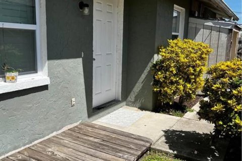 Commercial property in Sarasota, Florida 4 bedrooms, 149.02 sq.m. № 2369620