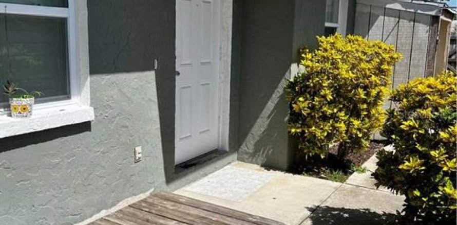 Commercial property in Sarasota, Florida 4 bedrooms, 149.02 sq.m. № 2369620