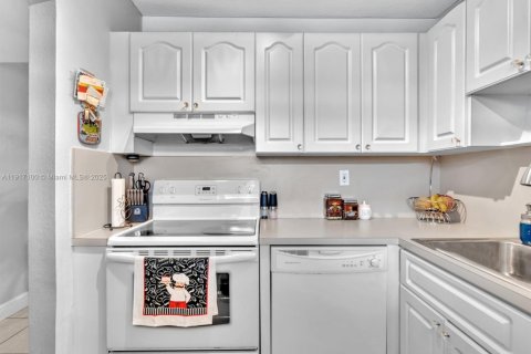 Снять в аренду квартиру в Пемброк-Пайнс, Флорида 1 спальня, 69.86м2, № 1973390 - фото 9