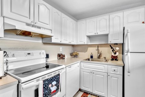 Снять в аренду квартиру в Пемброк-Пайнс, Флорида 1 спальня, 69.86м2, № 1973390 - фото 8