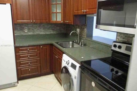 Снять в аренду кондоминиум в Майами, Флорида 1 спальня, 70.23м2, № 2004573 - фото 2