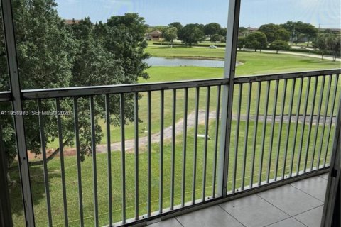 Condo in Pembroke Pines, Florida, 1 bedroom № 2020359 - photo 15