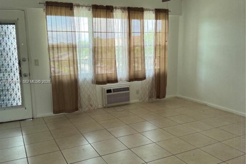 Condo in Pembroke Pines, Florida, 1 bedroom № 2020359 - photo 18