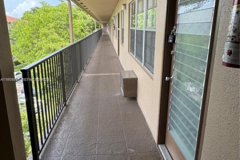 Condo in Pembroke Pines, Florida, 1 bedroom № 2020359 - photo 30