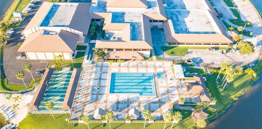 Condo in Pembroke Pines, Florida, 1 bedroom № 2020359
