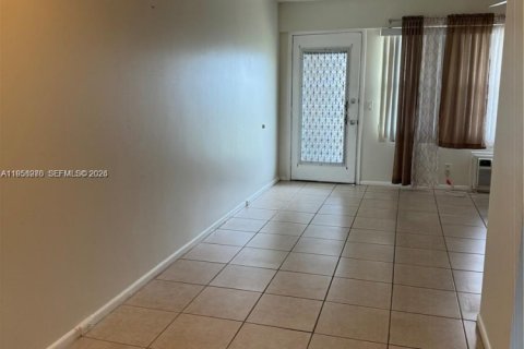 Condo in Pembroke Pines, Florida, 1 bedroom № 2020359 - photo 20