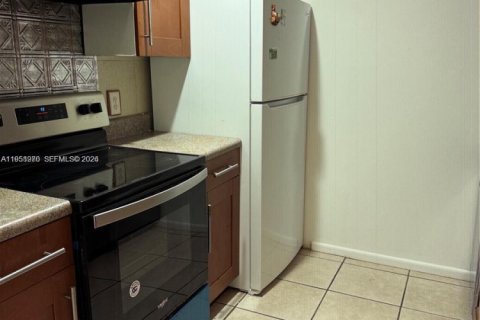 Condo in Pembroke Pines, Florida, 1 bedroom № 2020359 - photo 16