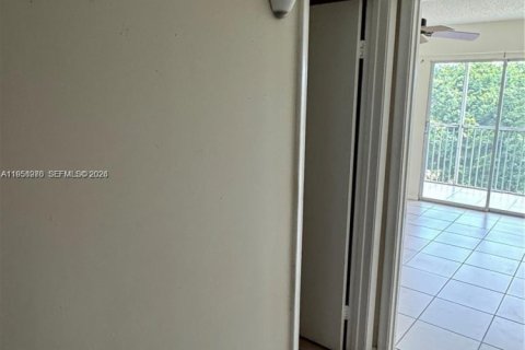 Condo in Pembroke Pines, Florida, 1 bedroom № 2020359 - photo 25
