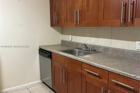 Condo in Pembroke Pines, Florida, 1 bedroom № 2020359 - photo 17
