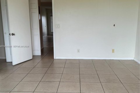 Condo in Pembroke Pines, Florida, 1 bedroom № 2020359 - photo 27