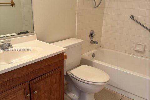 Condo in Pembroke Pines, Florida, 1 bedroom № 2020359 - photo 23