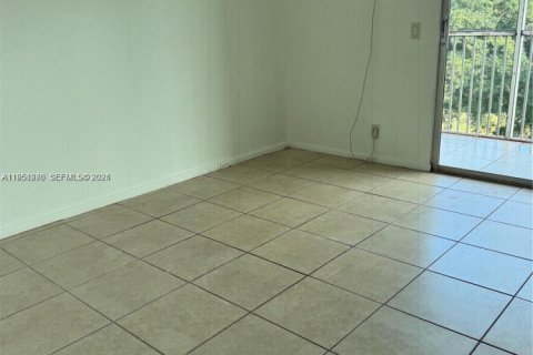 Condo in Pembroke Pines, Florida, 1 bedroom № 2020359 - photo 24