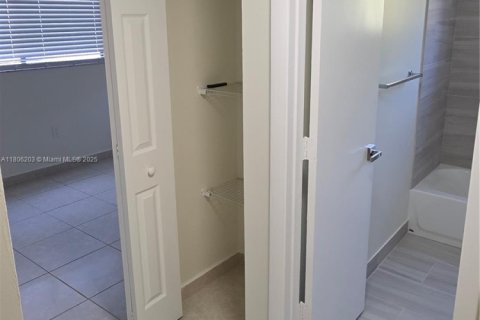 Condo in Miami, Florida, 3 bedrooms  № 1739166 - photo 18