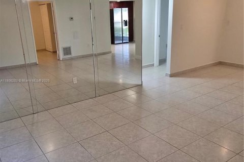 Condo in Miami, Florida, 3 bedrooms  № 1739166 - photo 5