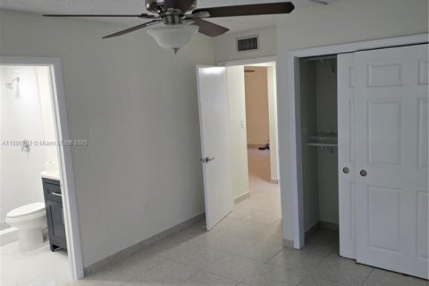 Condo in Miami, Florida, 3 bedrooms  № 1739166 - photo 16