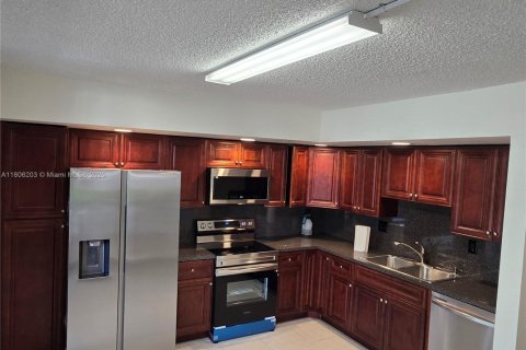 Condo in Miami, Florida, 3 bedrooms  № 1739166 - photo 3