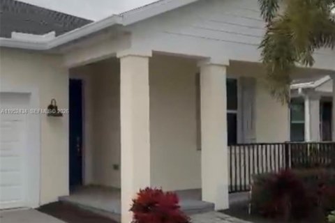 House in Port St. Lucie, Florida 3 bedrooms, 153.66 sq.m. № 2006668 - photo 2