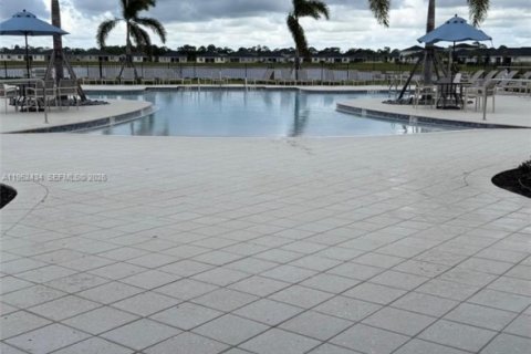 House in Port St. Lucie, Florida 3 bedrooms, 153.66 sq.m. № 2006668 - photo 10