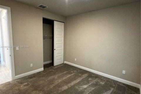 House in Port St. Lucie, Florida 3 bedrooms, 153.66 sq.m. № 2006668 - photo 23