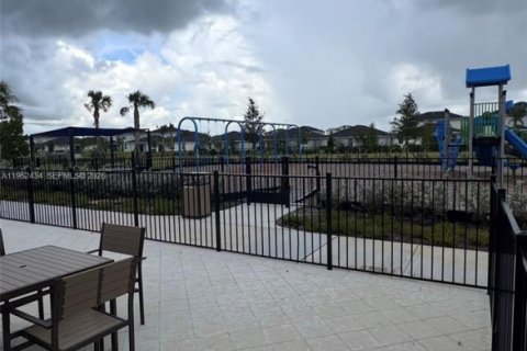 House in Port St. Lucie, Florida 3 bedrooms, 153.66 sq.m. № 2006668 - photo 7