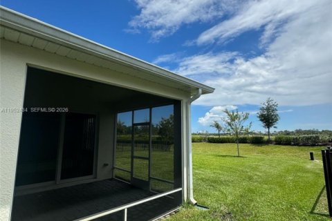 House in Port St. Lucie, Florida 3 bedrooms, 153.66 sq.m. № 2006668 - photo 15