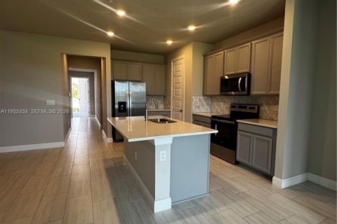 House in Port St. Lucie, Florida 3 bedrooms, 153.66 sq.m. № 2006668 - photo 26