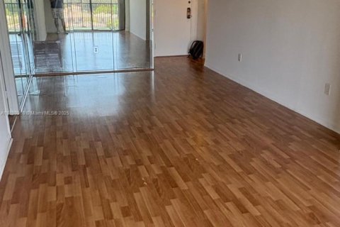 Condo in Miami, Florida, 2 bedrooms  № 1922321 - photo 6