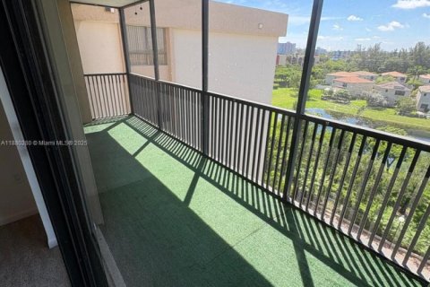 Condo in Miami, Florida, 2 bedrooms  № 1922321 - photo 17