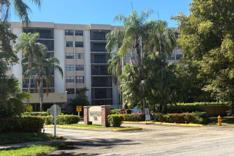 Condo in Miami, Florida, 2 bedrooms  № 1922321 - photo 1