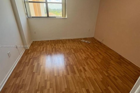 Condo in Miami, Florida, 2 bedrooms  № 1922321 - photo 13