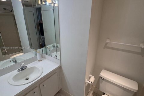 Condo in Miami, Florida, 2 bedrooms  № 1922321 - photo 15