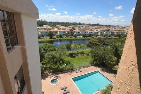 Condo in Miami, Florida, 2 bedrooms  № 1922321 - photo 14