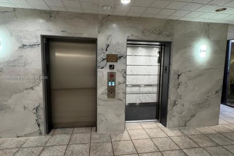 Condo in Miami, Florida, 2 bedrooms  № 1922321 - photo 4