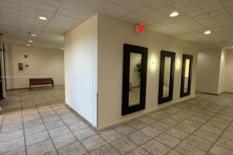 Condo in Miami, Florida, 2 bedrooms  № 1922321 - photo 3