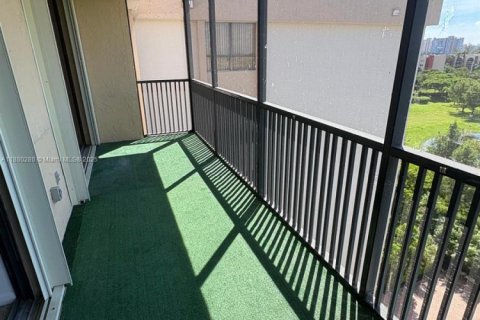 Condo in Miami, Florida, 2 bedrooms  № 1922321 - photo 8