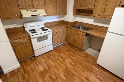 Condo in Miami, Florida, 2 bedrooms  № 1922321 - photo 12
