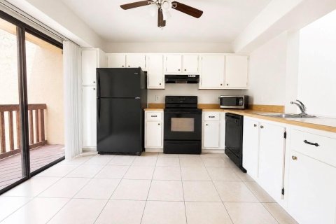 Condo in Royal Palm Beach, Florida, 2 bedrooms  № 2288530 - photo 4
