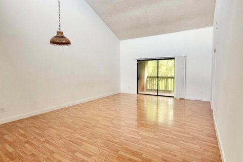 Condo in Royal Palm Beach, Florida, 2 bedrooms  № 2288530 - photo 5