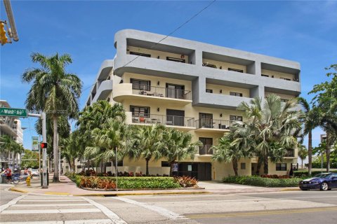 Condominio en alquiler en Miami Beach, Florida, 1 dormitorio, 68.75 m2 № 1953461 - foto 1