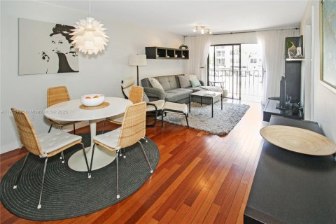 Condominio en alquiler en Miami Beach, Florida, 1 dormitorio, 68.75 m2 № 1953461 - foto 2