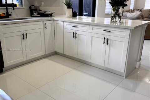 Villa ou maison à vendre à Miami, Floride: 3 chambres, 125.33 m2 № 1954208 - photo 4