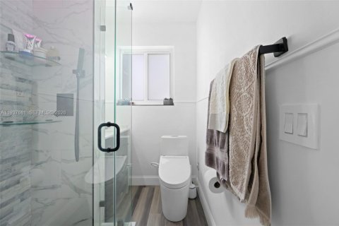 House in North Miami, Florida 3 bedrooms, 144.37 sq.m. № 1995558 - photo 9