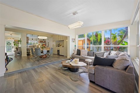 House in North Miami, Florida 3 bedrooms, 144.37 sq.m. № 1995558 - photo 3