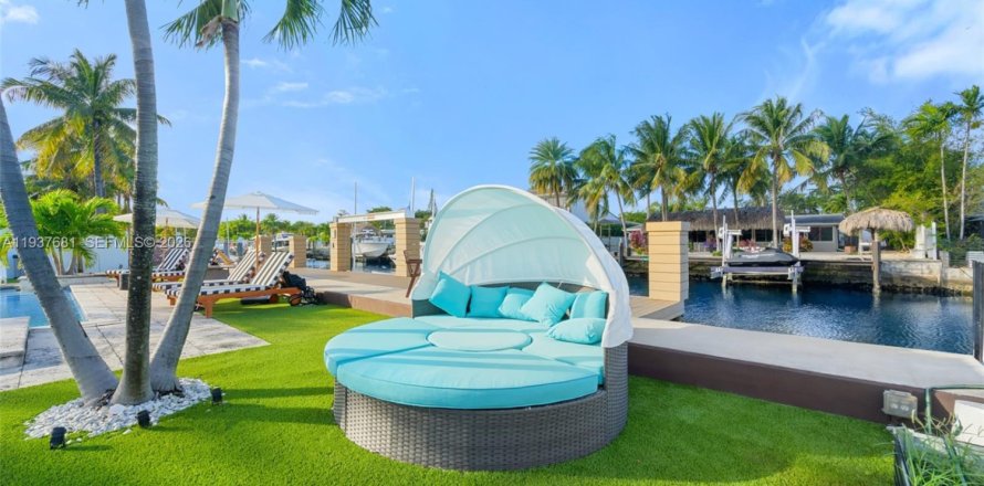 House in North Miami, Florida 3 bedrooms, 144.37 sq.m. № 1995558