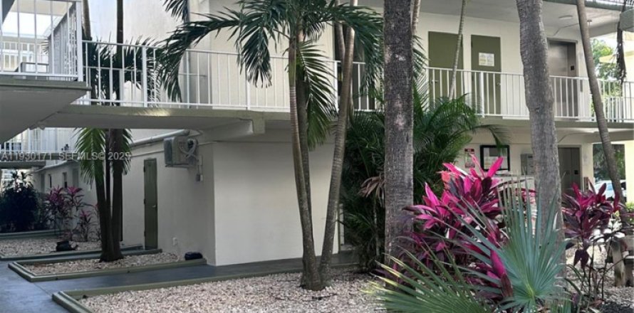 Кондоминиум с 2 спальнями в Санрайз, Флорида № 1988943